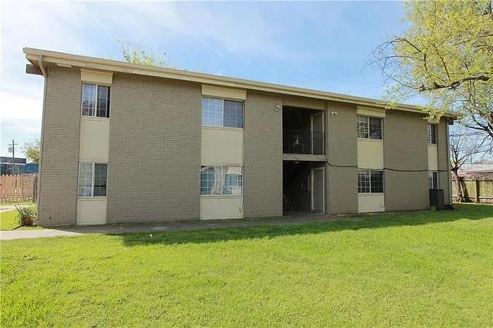 View 7206 Twin Crest DR Unit #201 in Holiday Heights Sec 01 7206 Twin Crest DR Unit #201 - property photo 1 - Luxury home in Holiday Heights Sec 01, Austin, TX