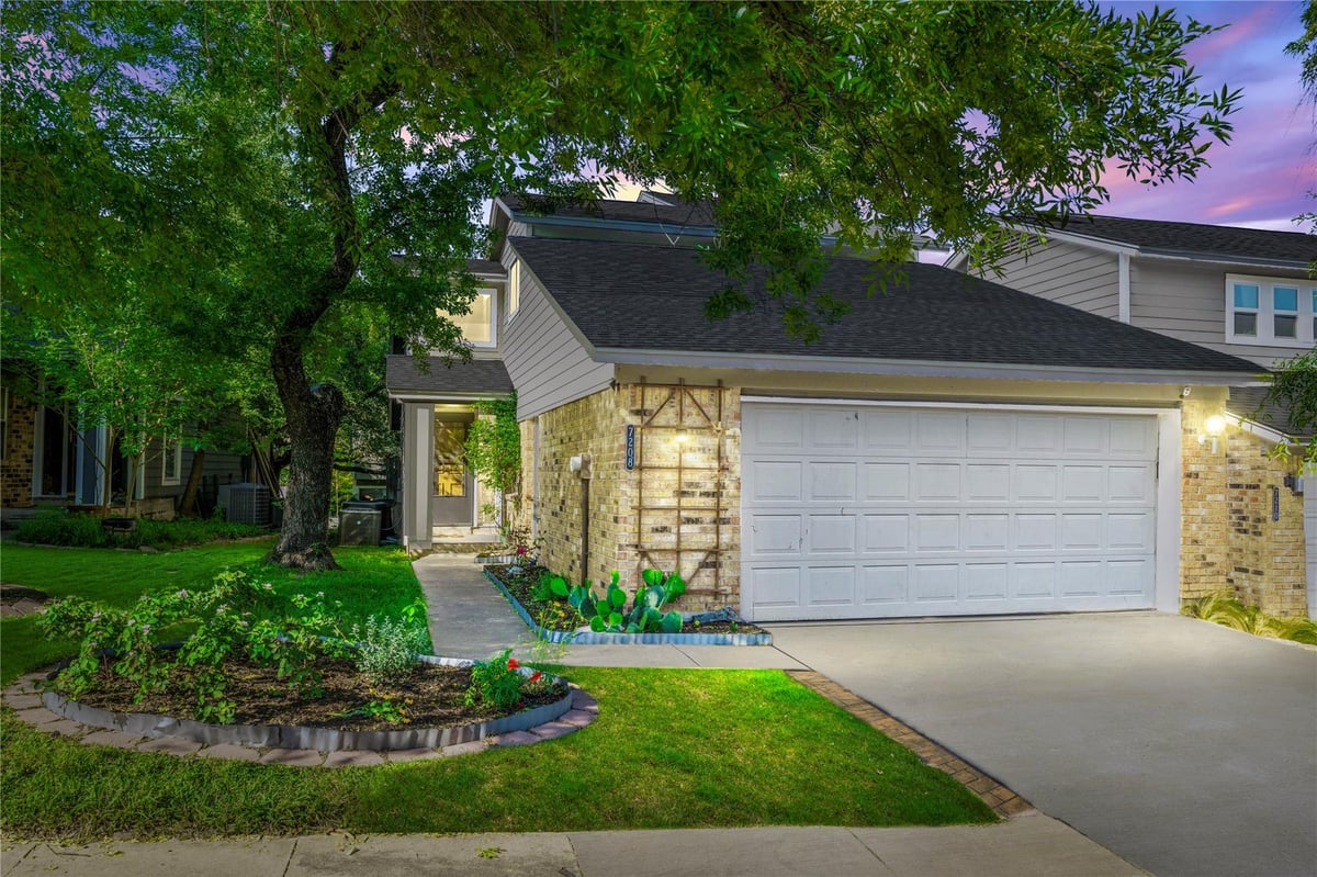 7208 Coronado Cir - front exterior - Luxury home in Villas Coronado Hills Rev 1995, Austin, TX