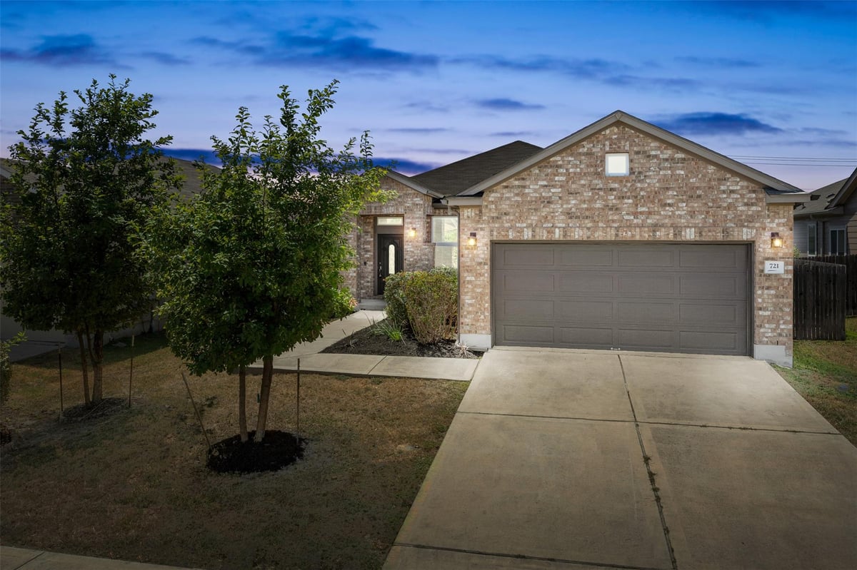 View 721 Bridgestone WAY in StoneRidge 721 Bridgestone WAY - property photo 1 - Luxury home in StoneRidge, Buda, TX