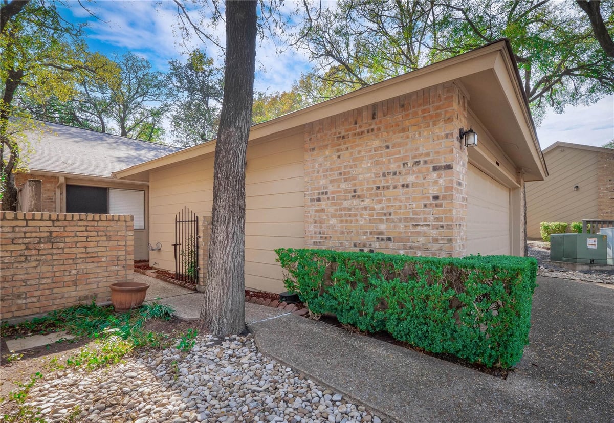 Living area at 7211 Lakewood Dr Unit #E118 - 2 bed 2 bath home