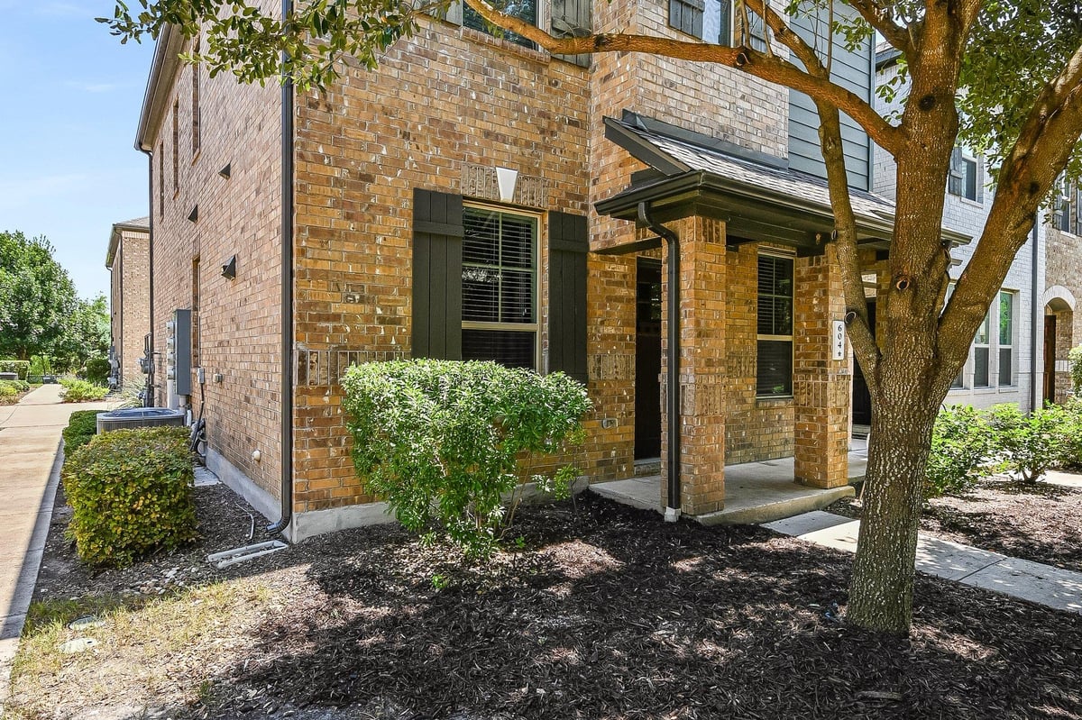View 7220 Wyoming Springs Drive Unit #604 in Rockwell Village 7220 Wyoming Springs Drive Unit #604 - front exterior - Luxury home in Rockwell Village, Round Rock, TX
