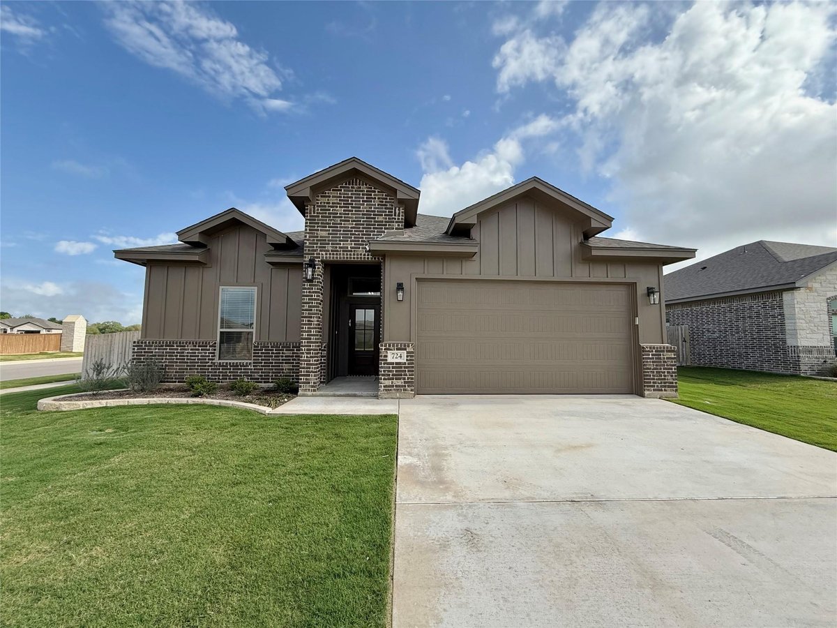 View 724 Eagle Crest Dr in Eagle Heights 724 Eagle Crest Dr - front exterior - Luxury home in Eagle Heights, Salado, TX
