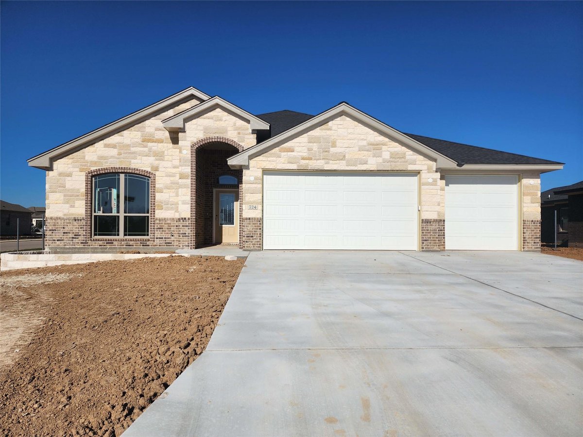 View 724 Golden Eagle Dr in Eagle Heights 724 Golden Eagle Dr - front exterior - Luxury home in Eagle Heights, Salado, TX