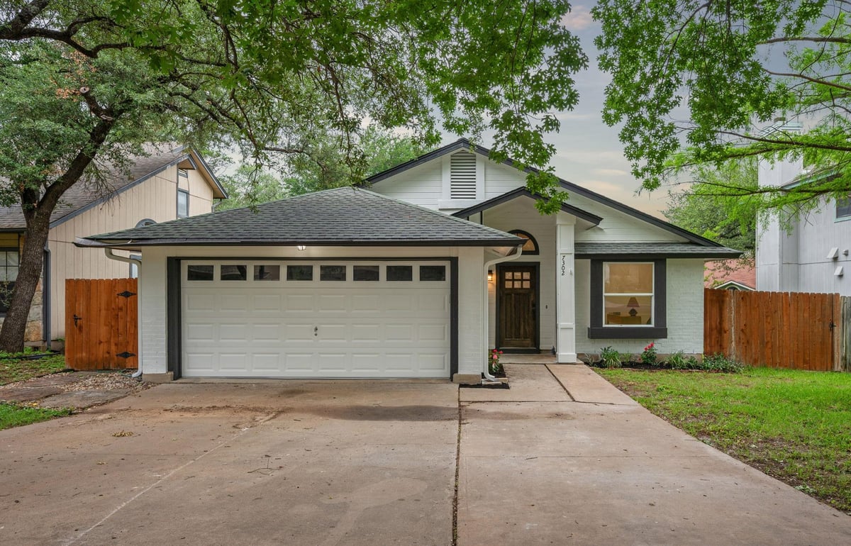 Living area at 7302 Potters Trl - 3 bed 2 bath home