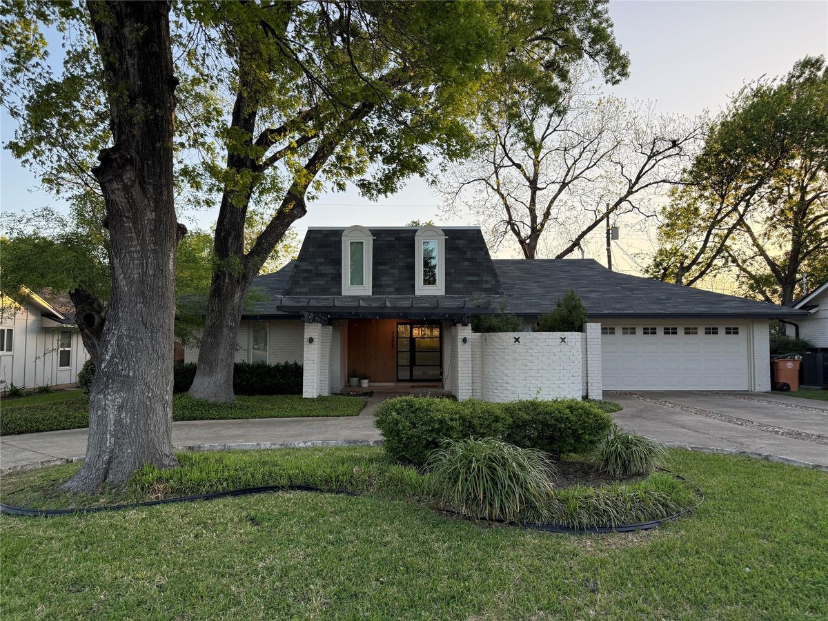 View 7304 Geneva Dr in UNIVERSITY HILLS SEC 4 PHS 1 7304 Geneva Dr - property photo 1 - Luxury home in UNIVERSITY HILLS SEC 4 PHS 1, Austin, TX