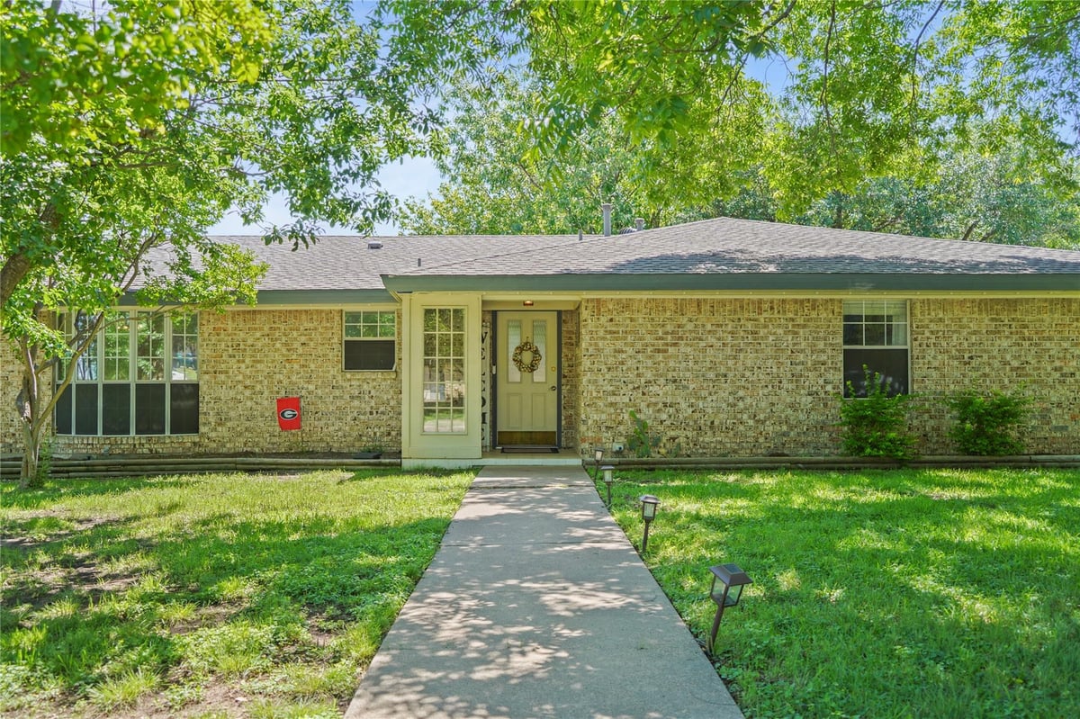 Living area at 731 Verna Lee Blvd - 3 bed 2 bath home