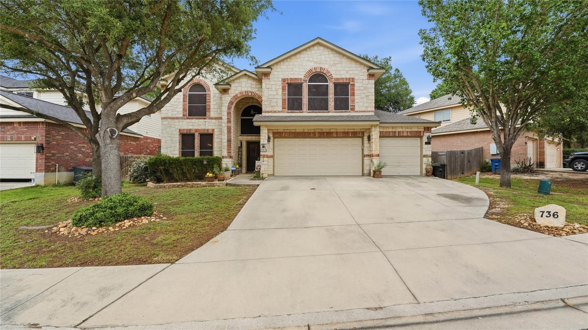 Living area at 736 San Luis - 5 bed 4 bath home