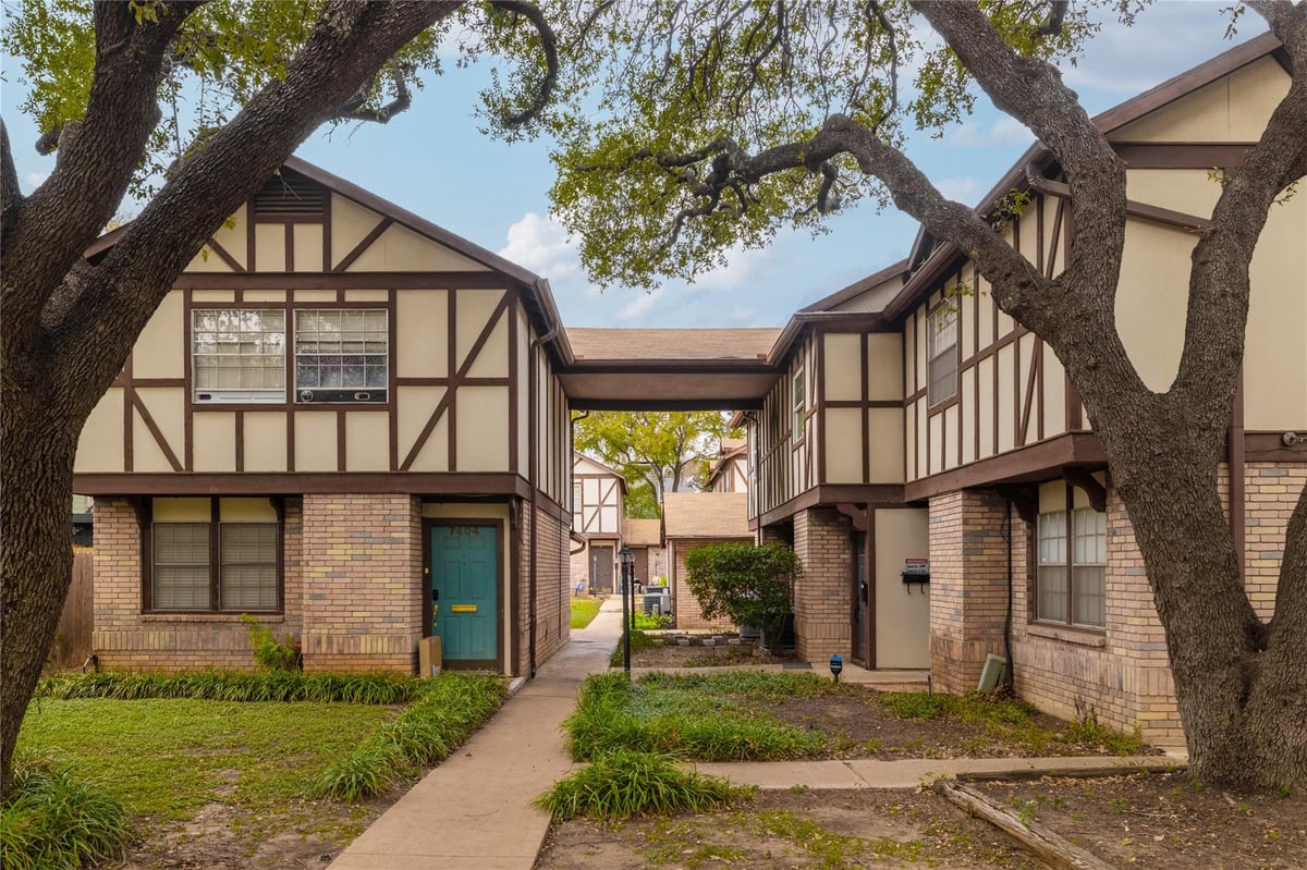Living area at 7406 Shadow Hill Dr Unit #108 - 1 bed 1 bath home