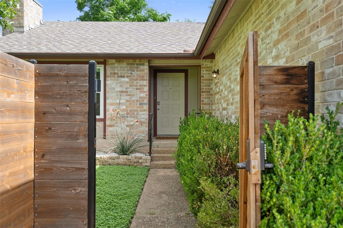 View 7501 Lakewood DR in Lakewood Sec 02 Ph 01 7501 Lakewood DR - front exterior - Luxury home in Lakewood Sec 02 Ph 01, Austin, TX
