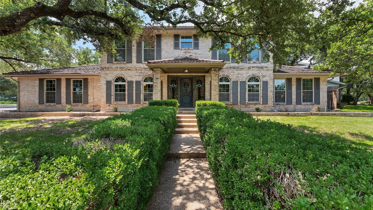 View 7507 Stonecliff DR in Northwest Hills Northwest Oaks 7507 Stonecliff DR - property photo 1 - Luxury home in Northwest Hills Northwest Oaks, Austin, TX