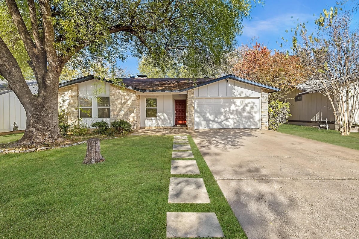 View 7514 Uray DR in Northridge Park Sec 01 7514 Uray DR - property photo 1 - Luxury home in Northridge Park Sec 01, Austin, TX