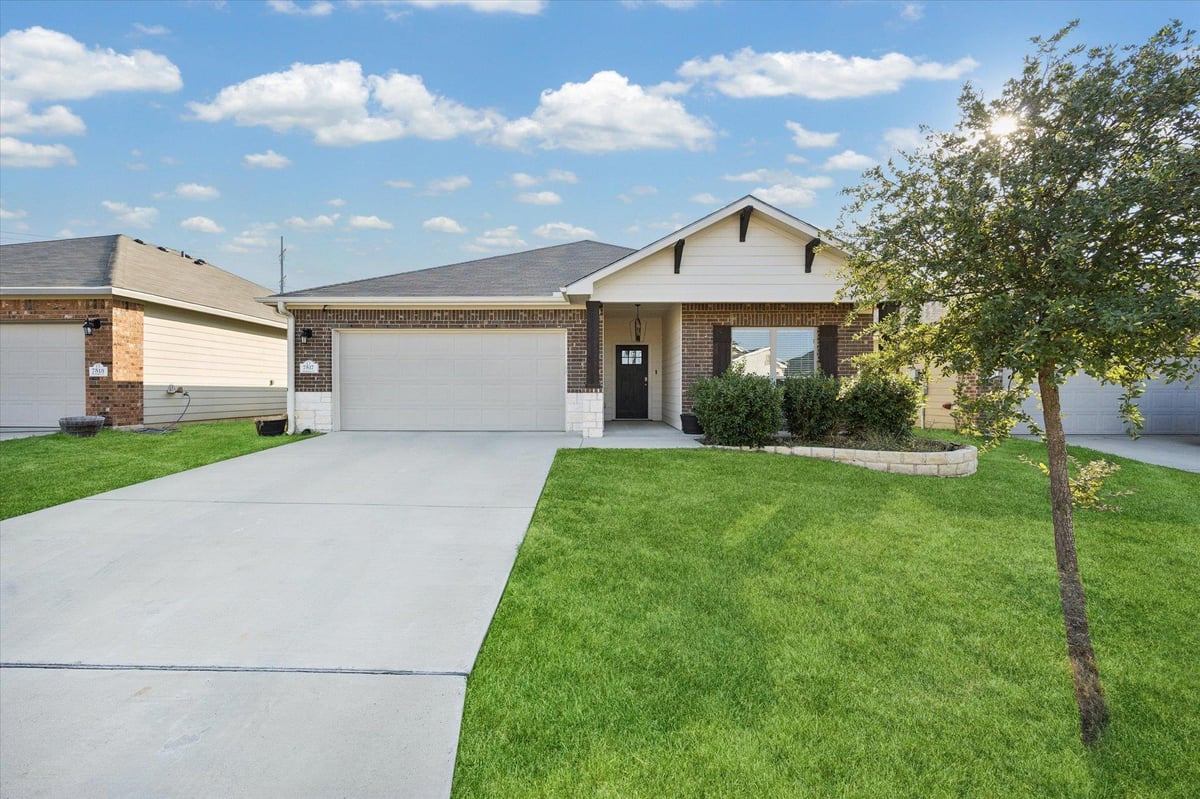 View 7517 Hickman St in Reserve/Pea Rdg Ph I 7517 Hickman St - front exterior - Luxury home in Reserve/Pea Rdg Ph I, Temple, TX