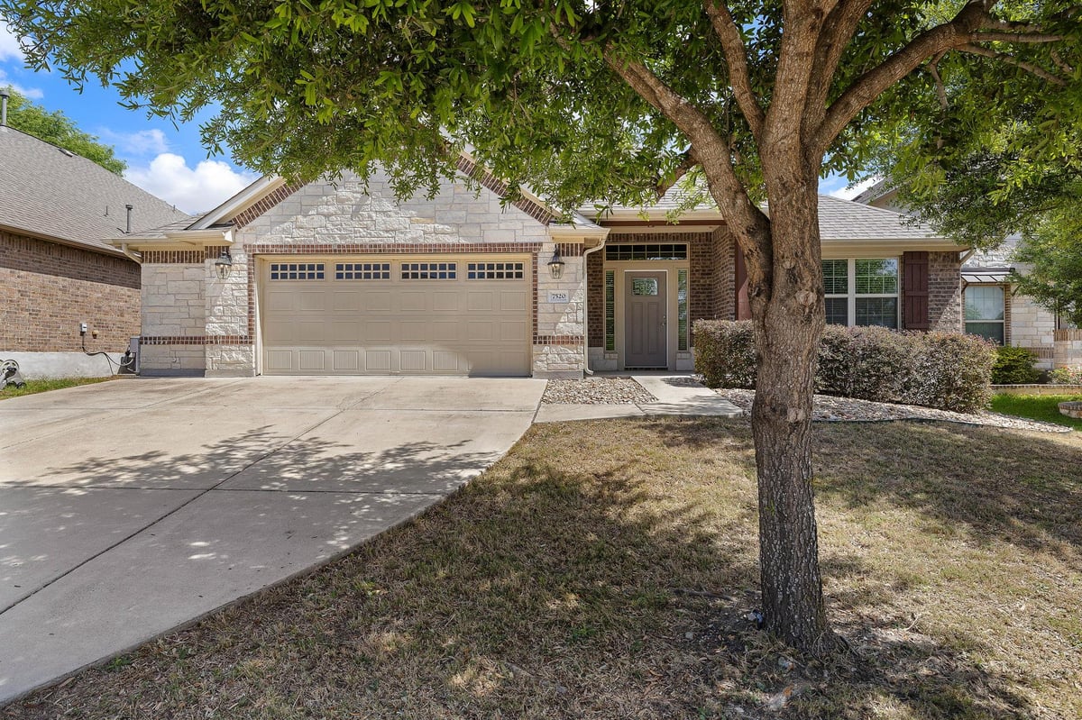 Living area at 7520 Kinross Trl - Bellingham Meadows Sec 1, Austin, TX