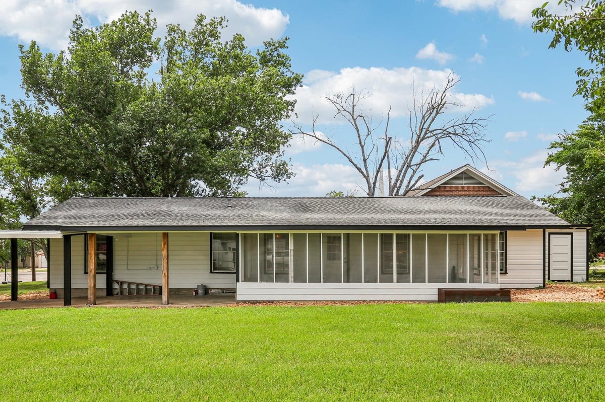 View 755 E Bellville St in Ot Giddings 755 E Bellville St - front exterior - Luxury home in Ot Giddings, Giddings, TX
