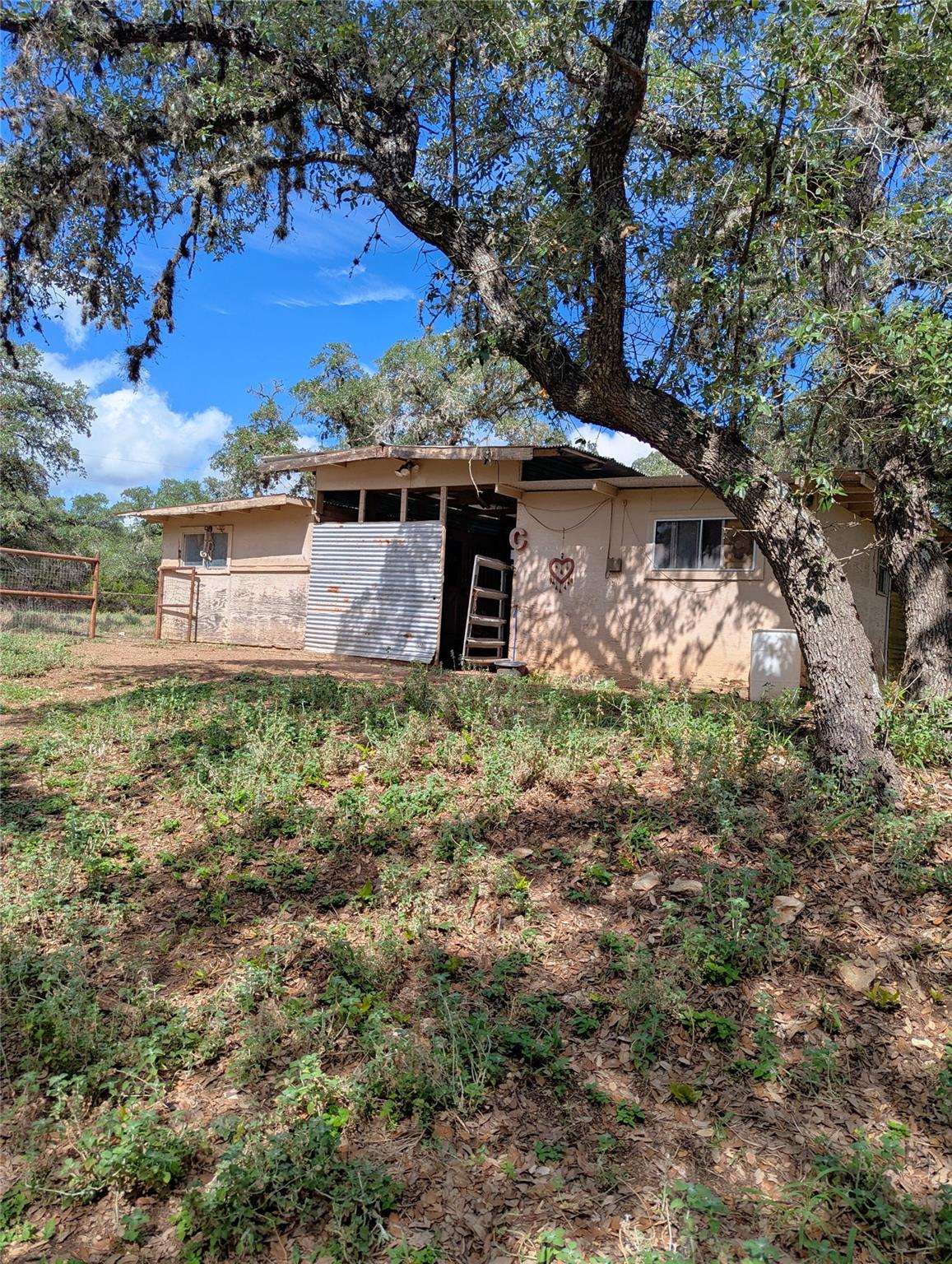 Living area at 757 Rabbit Ave - Hill Country Ranches, Wimberley, TX