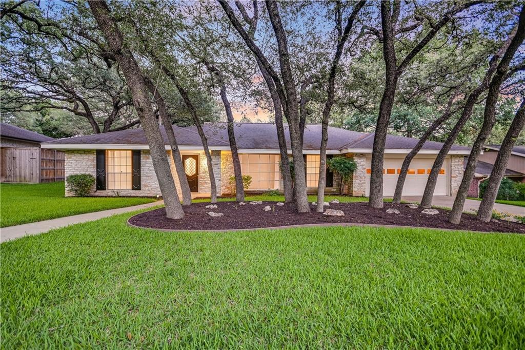 View 7605 Ridgestone DR in Northwest Hills Northwest Oaks 7605 Ridgestone DR - property photo 1 - Luxury home in Northwest Hills Northwest Oaks, Austin, TX