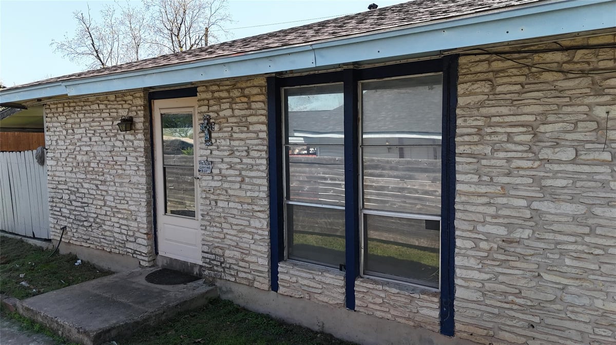 Living area at 7702 Northcrest Blvd - Holiday Square, Austin, TX