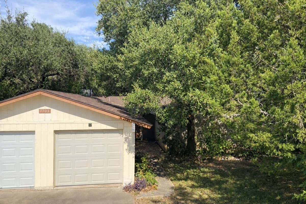 View 7703 Peaceful Hill LN Unit #B in Meadow Ridge 7703 Peaceful Hill LN Unit #B - property photo 1 - Luxury home in Meadow Ridge, Austin, TX