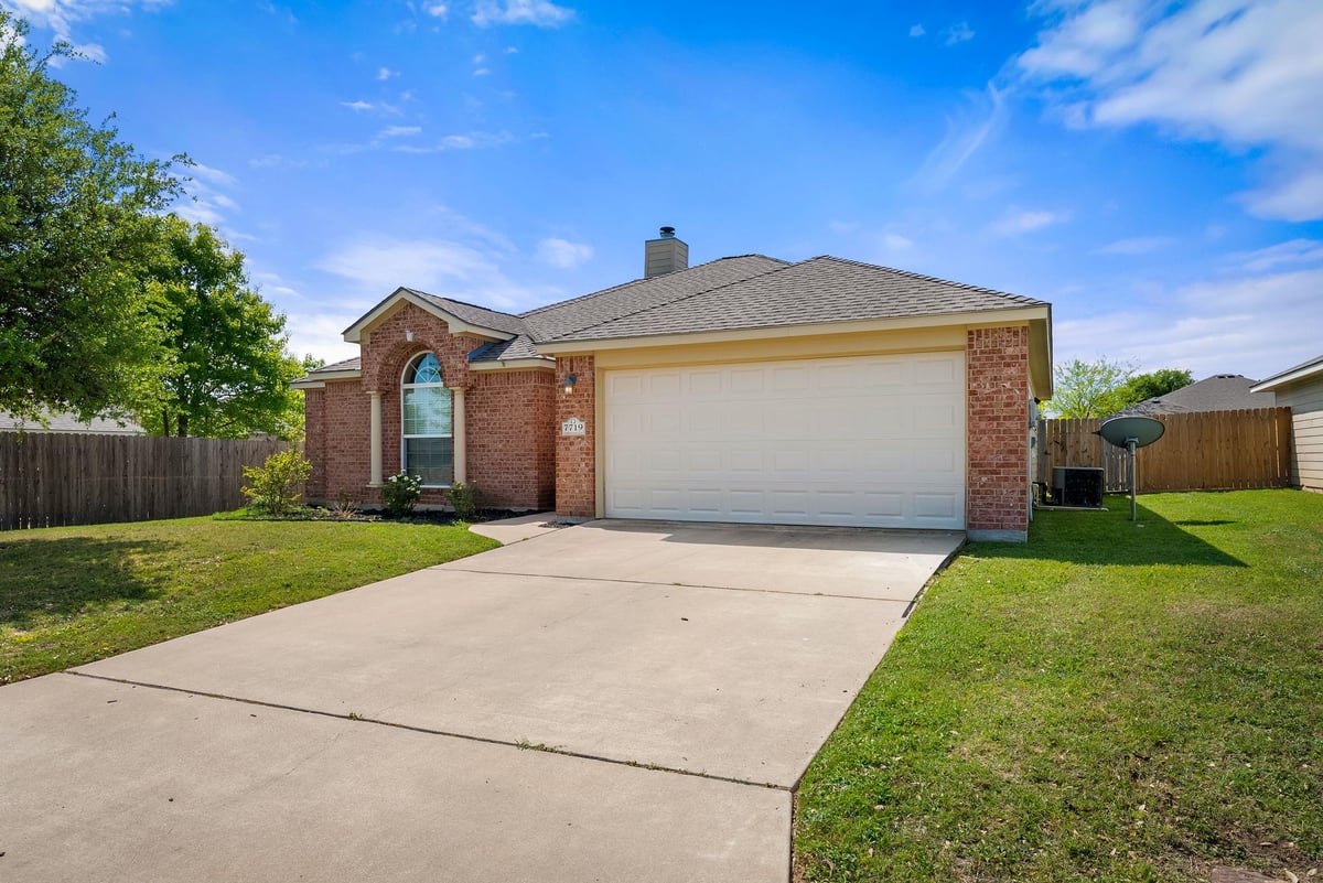 View 7719 Fieldstone Dr in Westfield Dev Ph Ii 7719 Fieldstone Dr - front exterior - Luxury home in Westfield Dev Ph Ii, Temple, TX