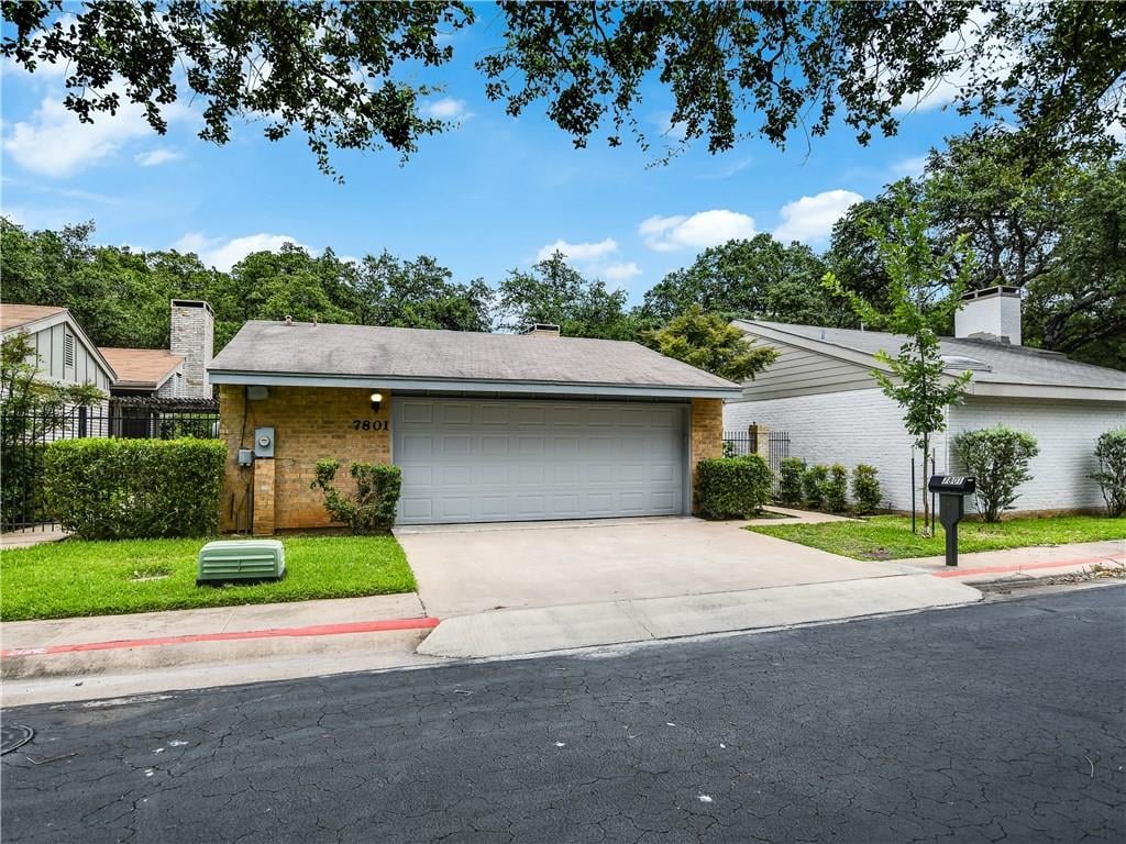 View 7801 Ridgeline N in Trails Ph 01b 7801 Ridgeline N - property photo 1 - Luxury home in Trails Ph 01b, Austin, TX