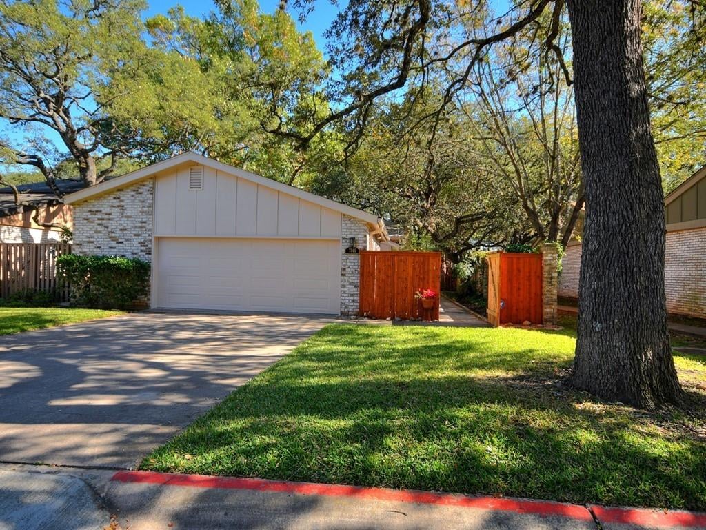 View 7805 Ridgeline N in Trails Ph 01b 7805 Ridgeline N - property photo 1 - Luxury home in Trails Ph 01b, Austin, TX