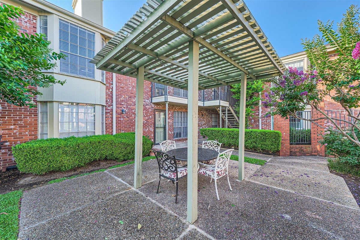 View 7920 Rockwood LN Unit #203 in Austin 7920 Rockwood LN Unit #203 - property photo 1 - Luxury home in Austin, Austin, TX