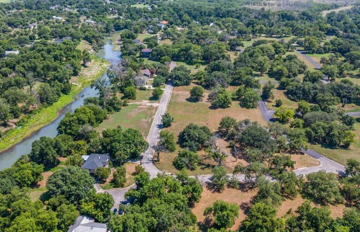 View 8 E Hampton Dr in Glen Cove 8 E Hampton Dr - front exterior - Luxury lot in Glen Cove, Seguin, TX
