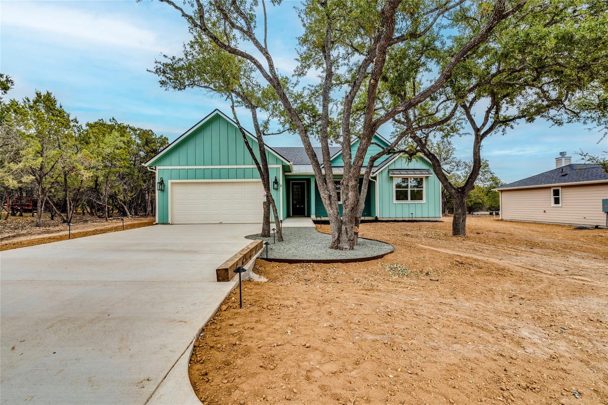 Living area at 8 Huisache Ln - 4 bed 2 bath home