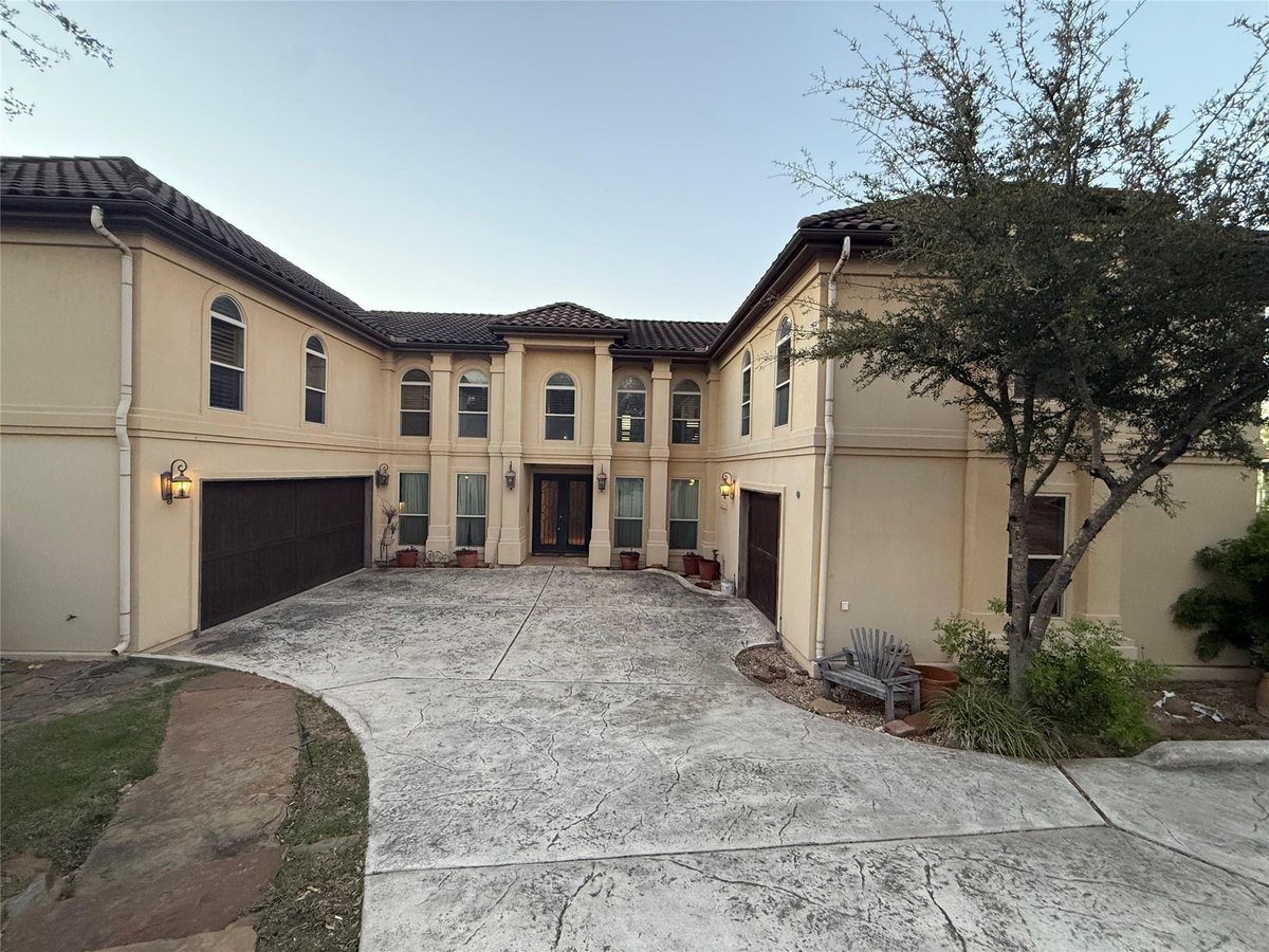 View 8 Monarch Oaks Ln in Hills Lakeway Ph 02 8 Monarch Oaks Ln - property photo 1 - Luxury home in Hills Lakeway Ph 02, The Hills, TX