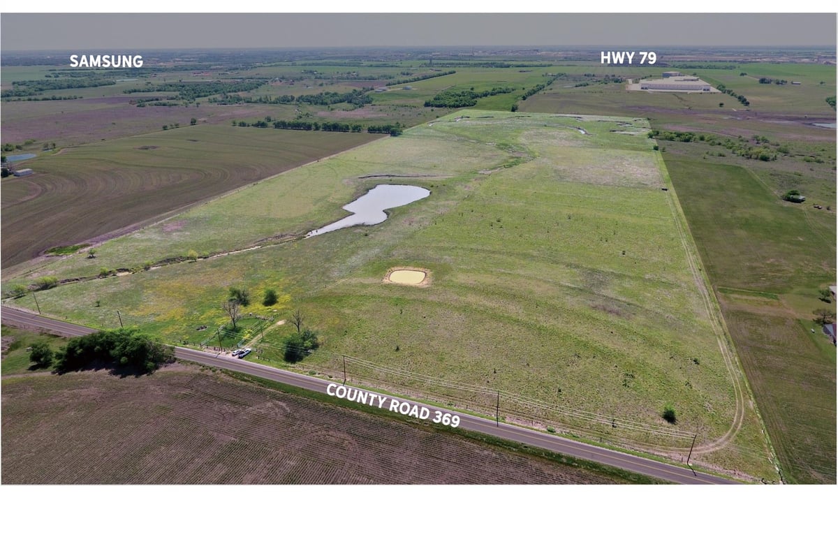 800 County Road 369 Rd - front exterior - Luxury lot in none, Taylor, TX