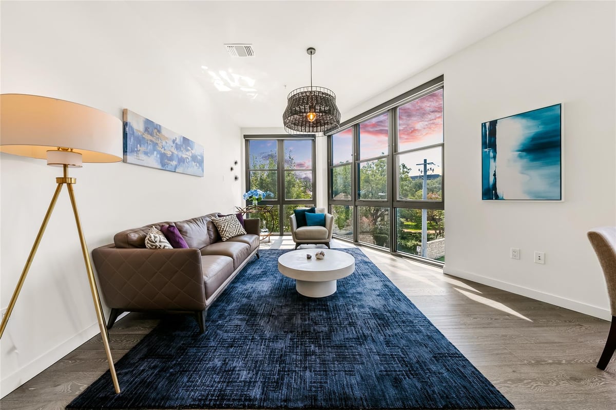 Living area at 800 Embassy Dr Unit #337 - 2 bed 2 bath home