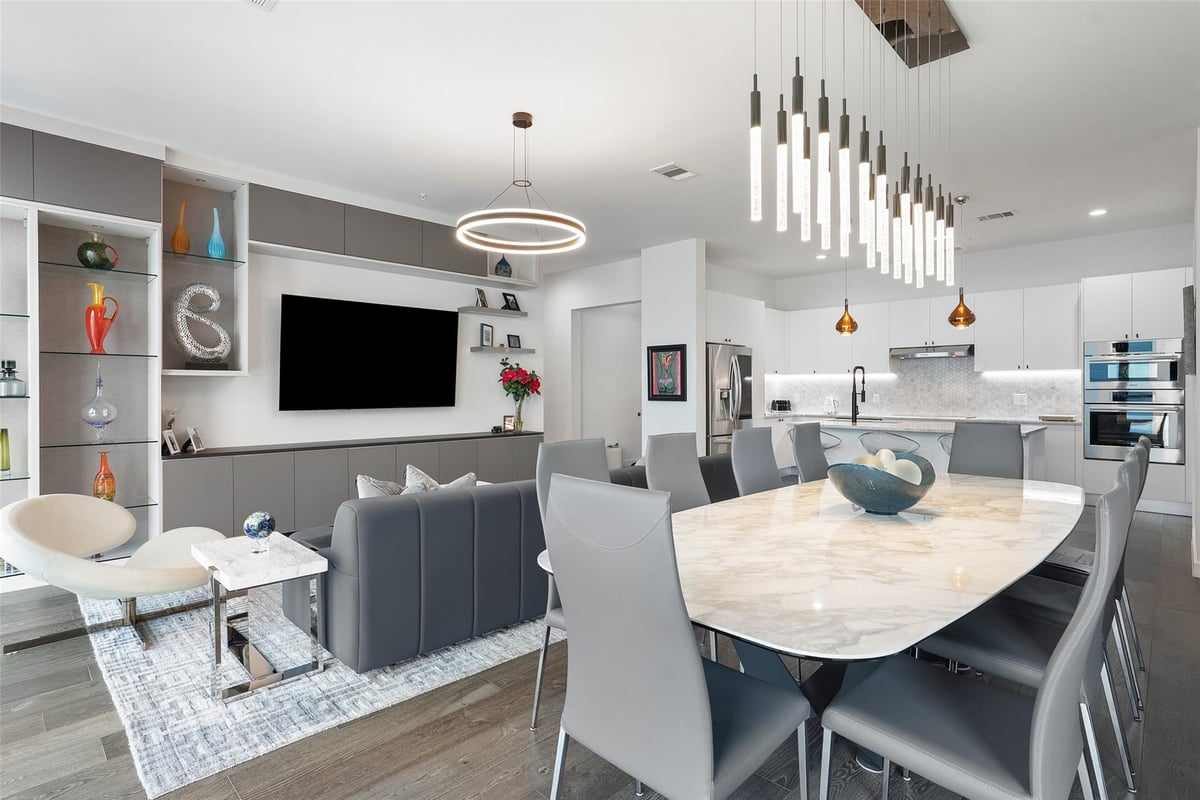 Living area at 800 Embassy Dr Unit #605 - 3 bed 3 bath home
