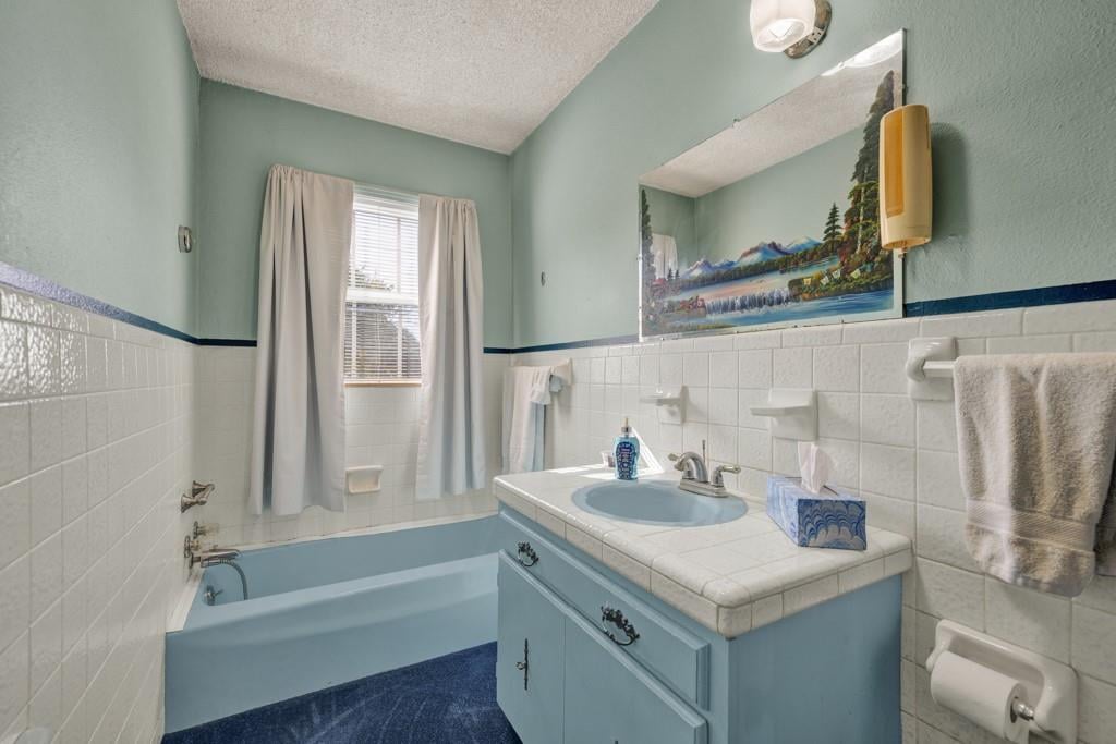 Primary bedroom at 800 N Bishop St - 4 bed 2 bath home