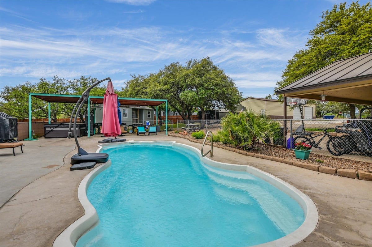 800 Texas Ave - front exterior - Luxury home in QUAIL CREEK, Kingsland, TX