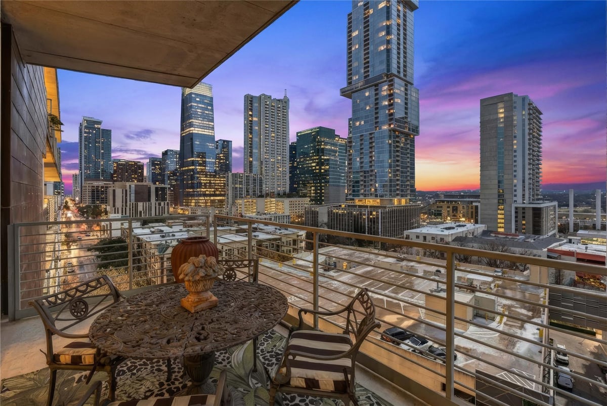 Living area at 800 W 5th St Unit #1001 - 2 bed 2 bath home