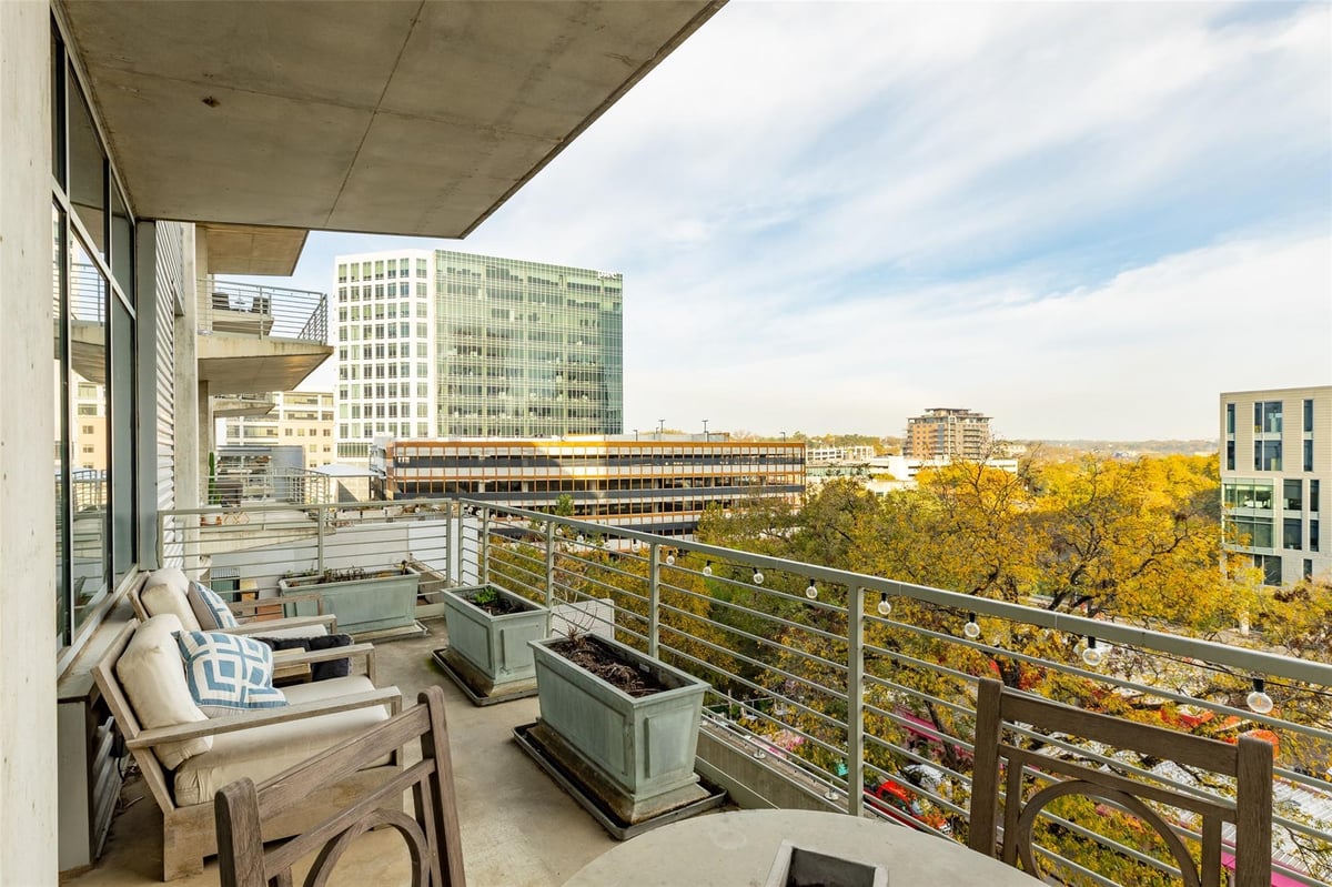 View 800 W 5th St Unit #606 in Austin City Lofts Amd 800 W 5th St Unit #606 - front exterior - Luxury home in Austin City Lofts Amd, Austin, TX