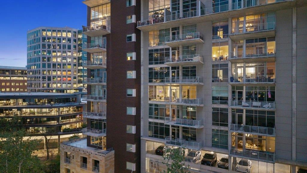 Living area at 800 W 5th St Unit #703 - 1 bed 2 bath home