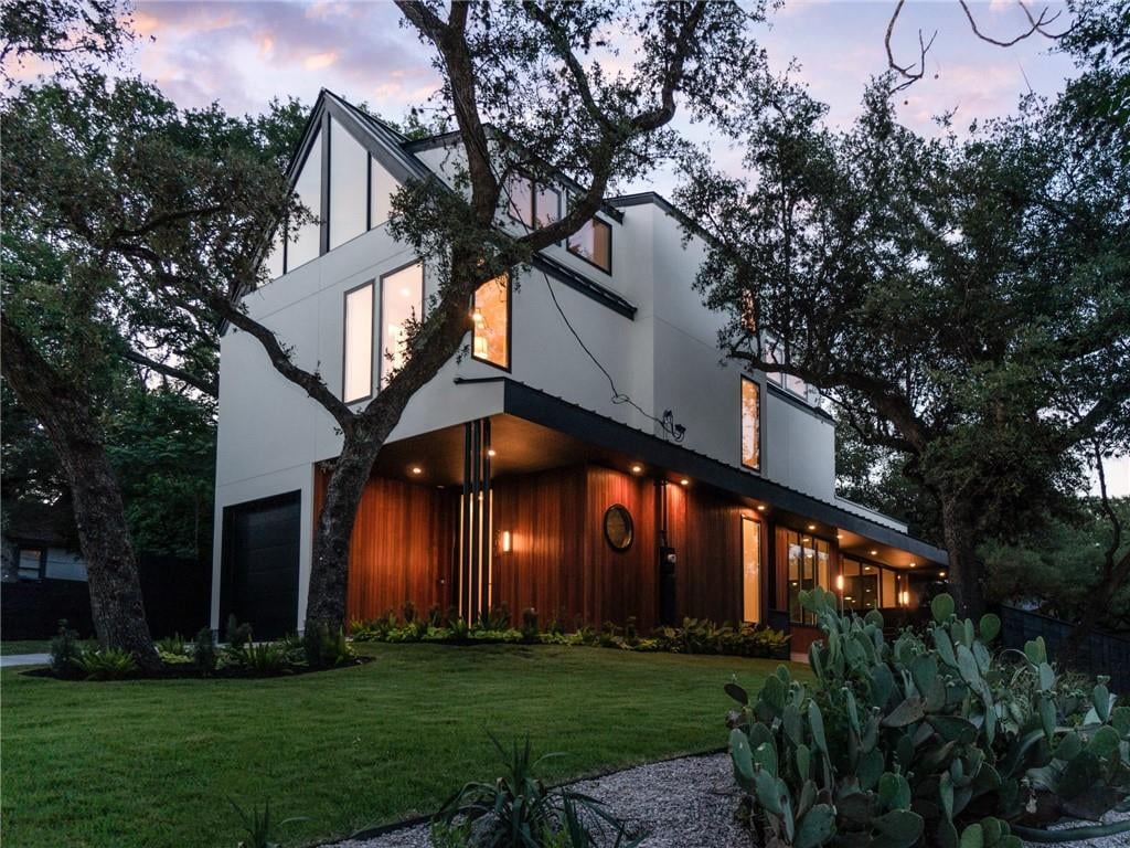 View 800 W James ST in South Heights 800 W James ST - property photo 1 - Luxury home in South Heights, Austin, TX