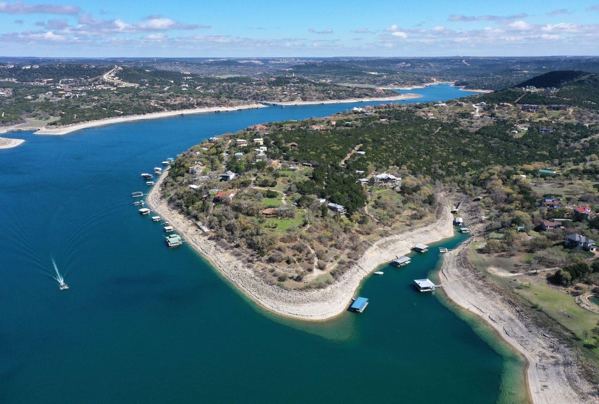 8007 Sharon Rd - front exterior - Luxury lot in Lake Travis 06, Volente, TX