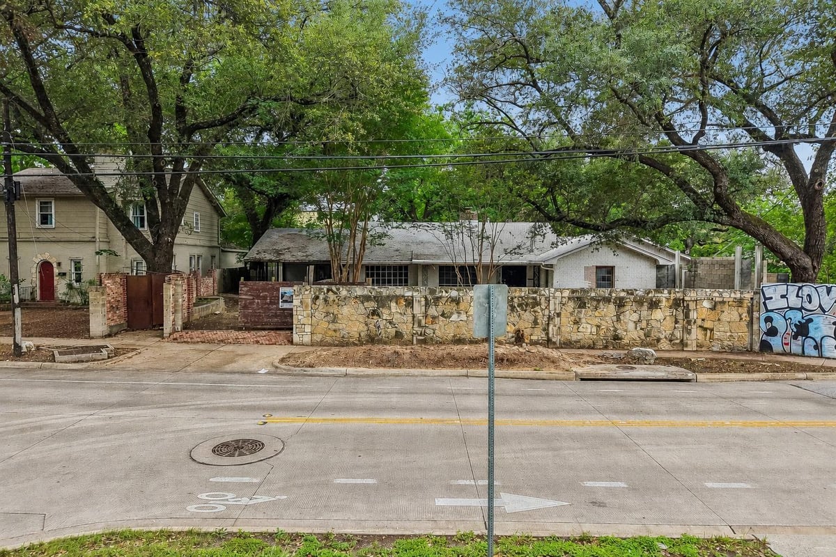 View 801 E 32nd ST in Division C 801 E 32nd ST - front exterior - Luxury lot in Division C, Austin, TX