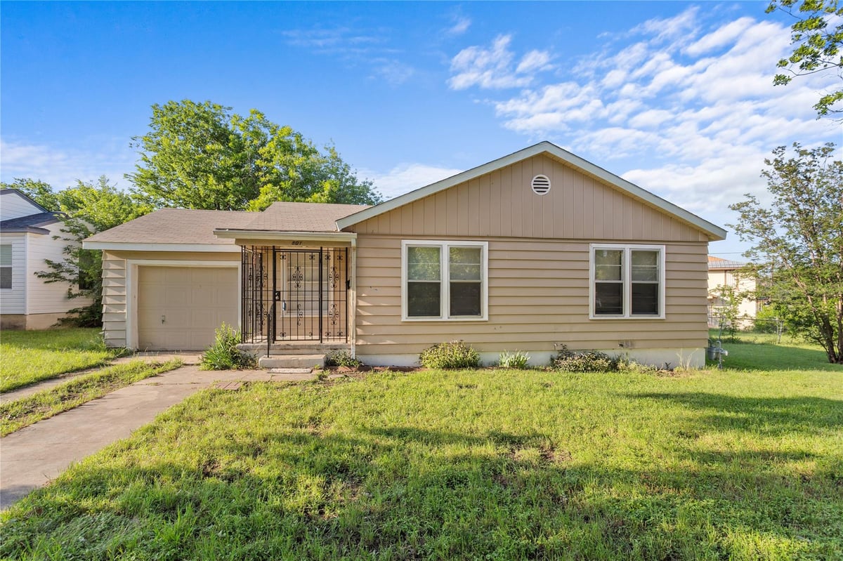 View 801 Evetts RD in Fairway Park 1st Unit 801 Evetts RD - front exterior - Luxury home in Fairway Park 1st Unit, Killeen, TX