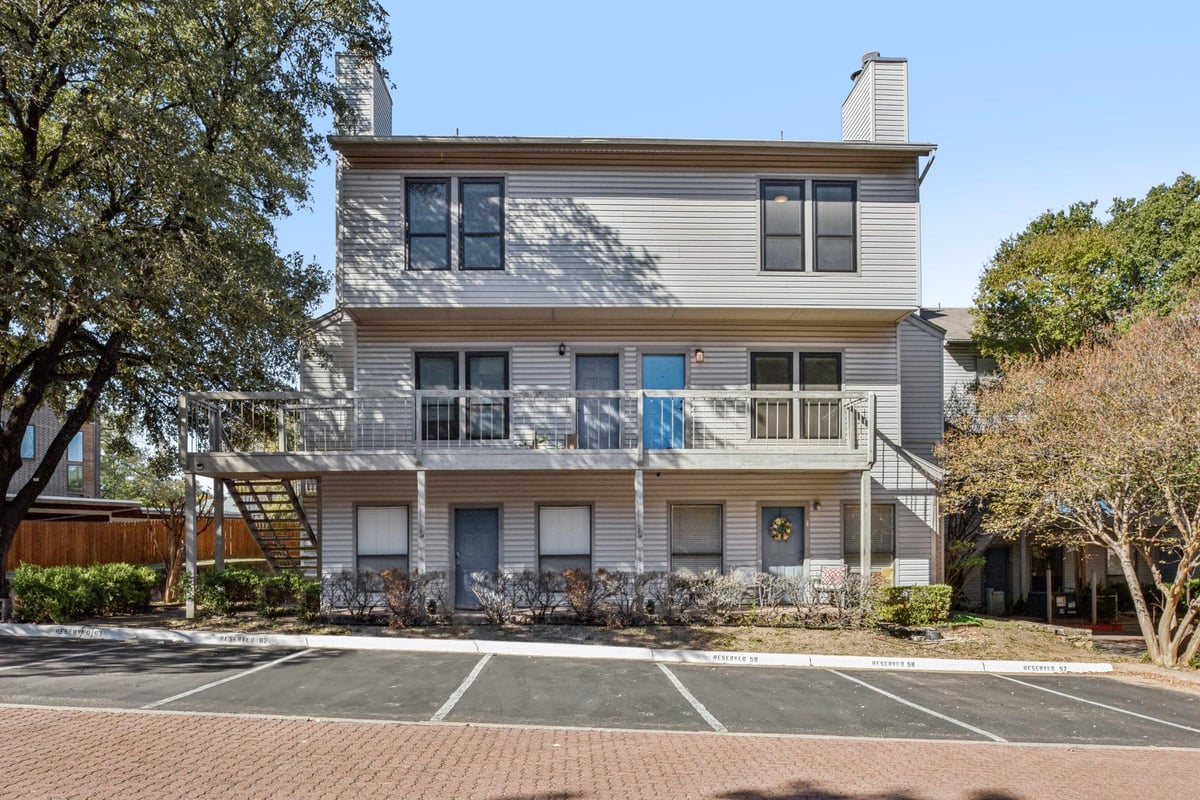 View 802 S 1st ST Unit #220 in Bouldin Creek Condo Amd 802 S 1st ST Unit #220 - front exterior - Luxury home in Bouldin Creek Condo Amd, Austin, TX