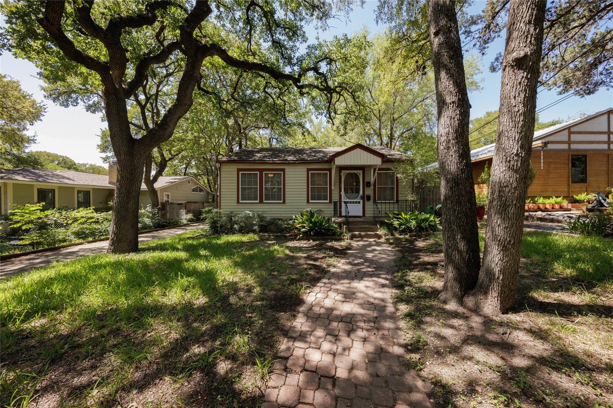 View 802 Wayside DR in Marlton Place Sec 01 802 Wayside DR - property photo 1 - Luxury home in Marlton Place Sec 01, Austin, TX