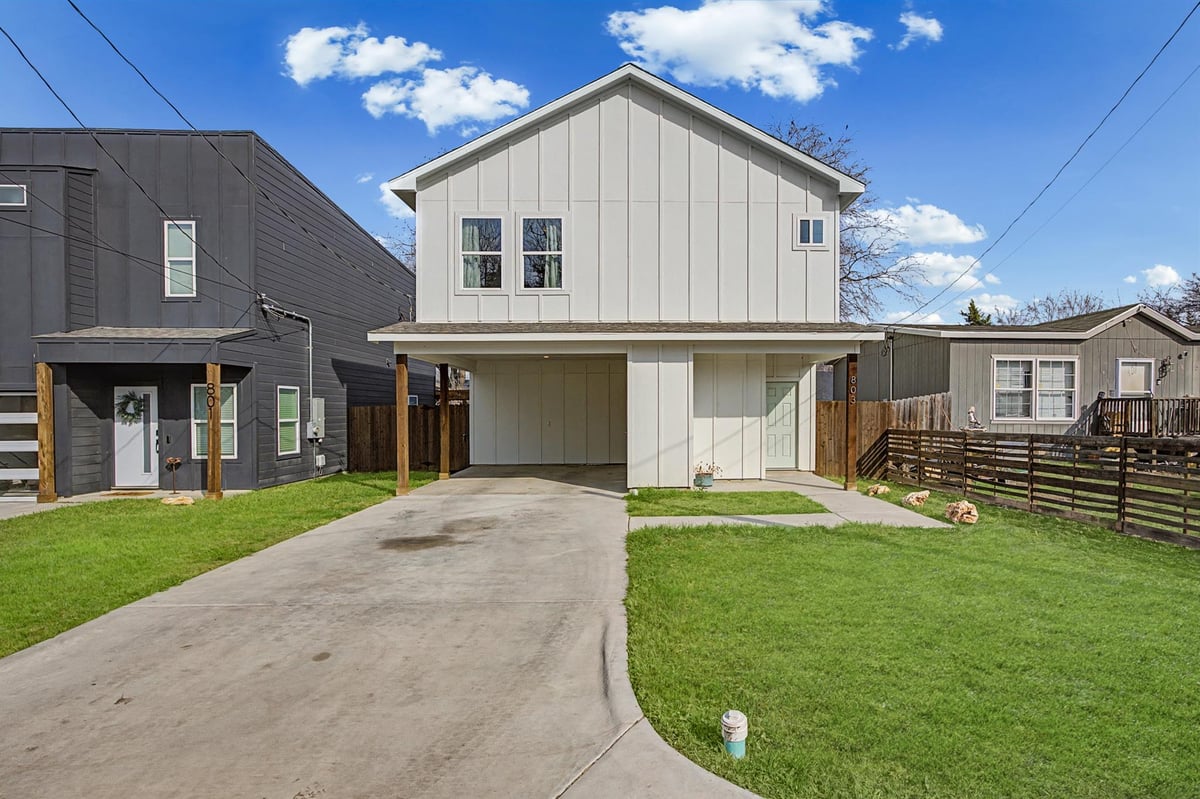 View 803 4th St in S549 - OAKVIEW ANNEX ADDN 803 4th St - front exterior - Luxury home in S549 - OAKVIEW ANNEX ADDN, Lockhart, TX