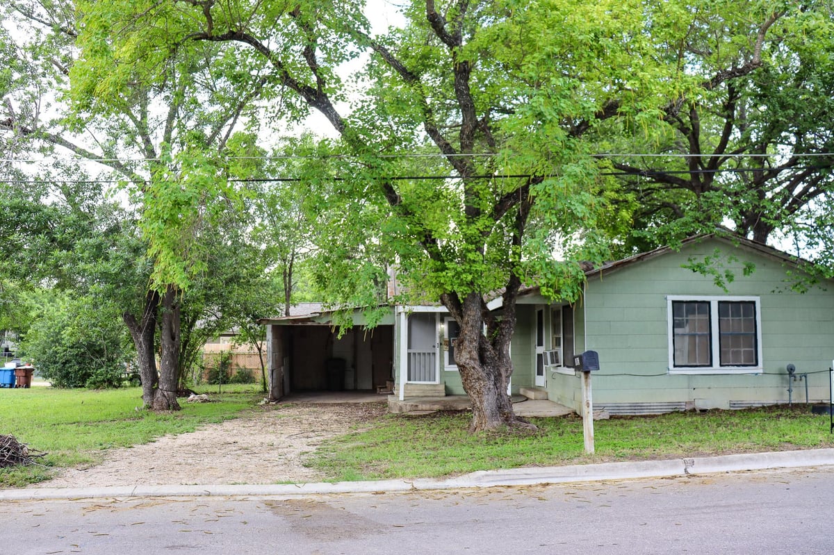 View 803 Third ST in Oakview Add 803 Third ST - front exterior - Luxury home in Oakview Add, Lockhart, TX