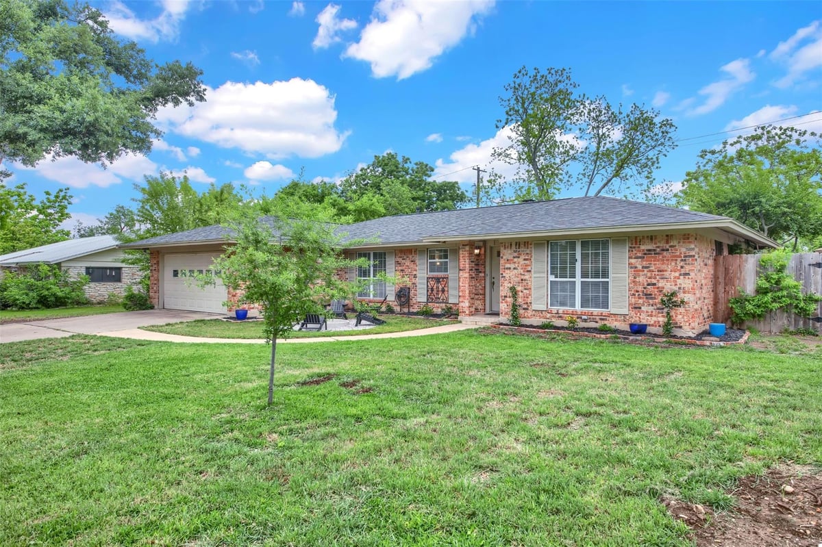 View 804 Newport Ave in North Acres Sec 01 804 Newport Ave - front exterior - Luxury home in North Acres Sec 01, Austin, TX
