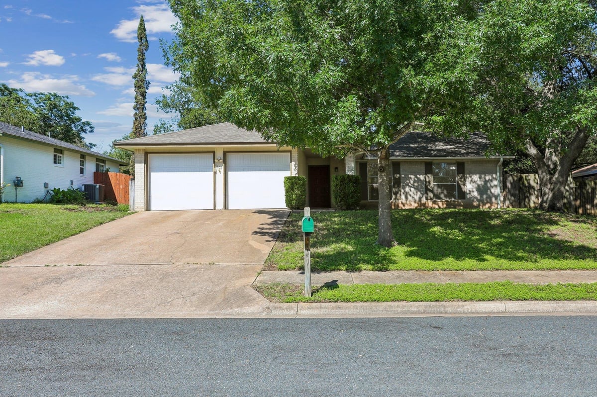 804 Spring Tree ST - front exterior - Luxury home in Brushy Creek Sec 01 Or South, Round Rock, TX