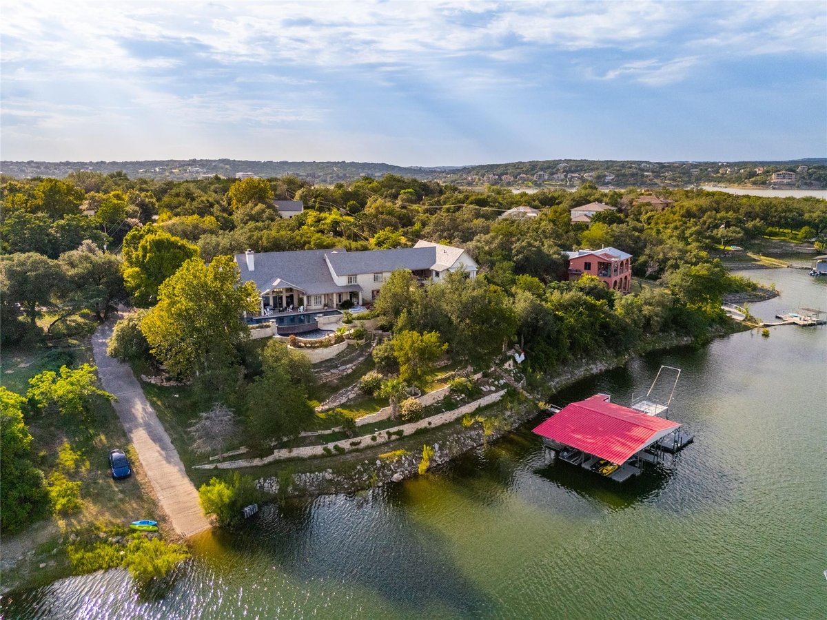 View 805 Brooks Hollow RD in Gilbert J 805 Brooks Hollow RD - property photo 1 - Luxury home in Gilbert J, Lakeway, TX