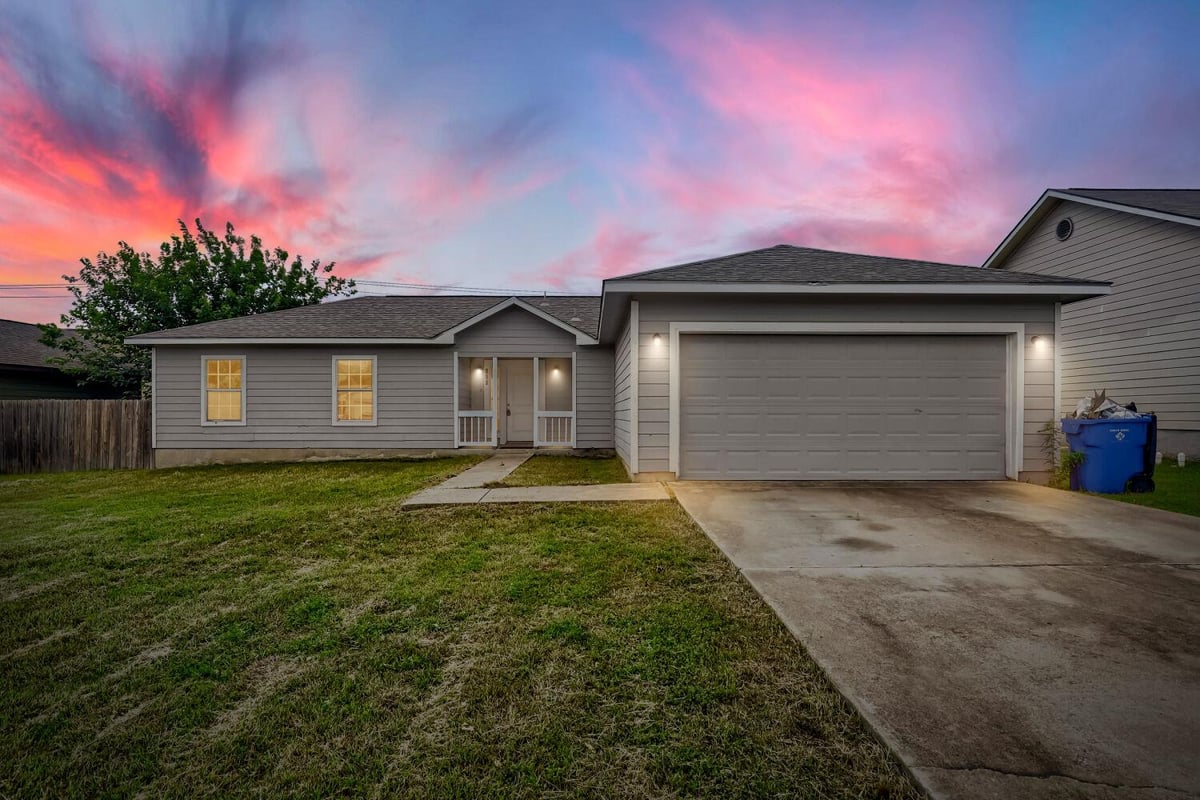 805 Debra DR - front exterior - Luxury home in Sunset, Taylor, TX