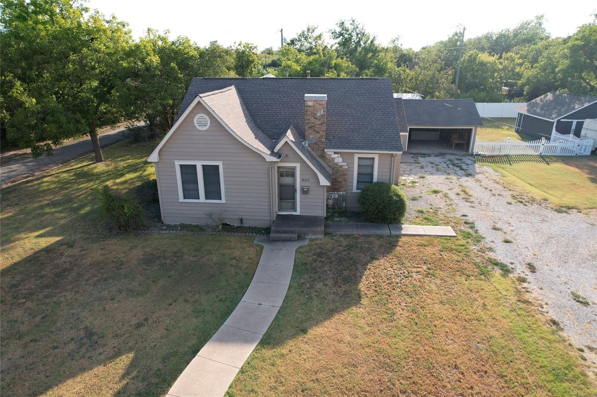 805 Howard ST - property photo 1 - Luxury home in Doak Add, Taylor, TX